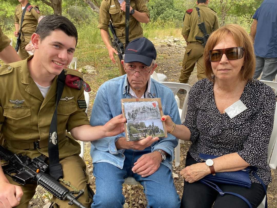 הענקת שי במפגש בין דורי
